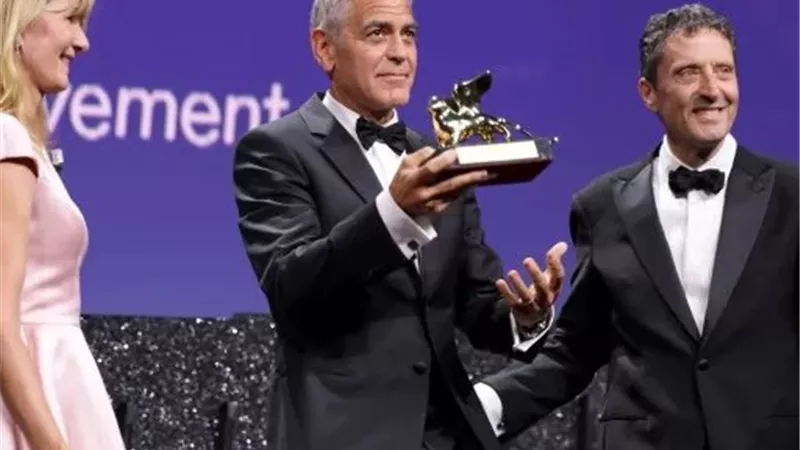 جورج كلوني يتسلم جائزة الأسد الذهبي لإنجاز العمر ويحتفي بقوة الفن في مهرجان فينيسيا السينمائي