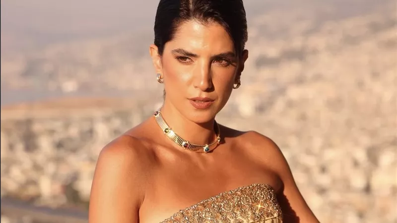 كارمن بصيبص تتألق بفستان أنيق من تصميم رامي قاضي وتستعد لـ«موريكس دور»