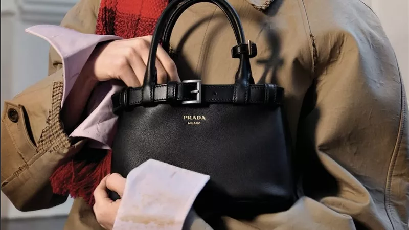 Prada تطرح حقيبة Buckle بحجم جديد ضمن مجموعة خريف وشتاء 2026