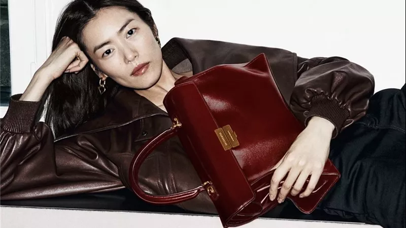 باللون الأحمر.. Balenciaga تكشف عن حقيبة Hourglass Avenue الجديدة