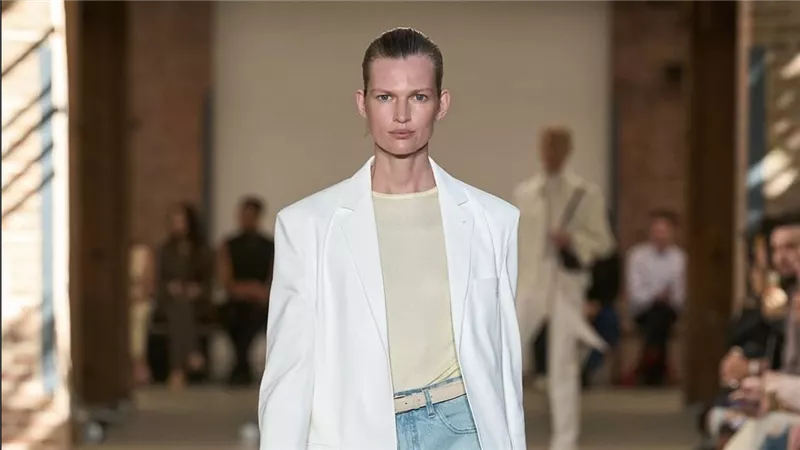 Calvin Klein يحتفي بالبساطة الراقية في أحدث عروضه بنيويورك