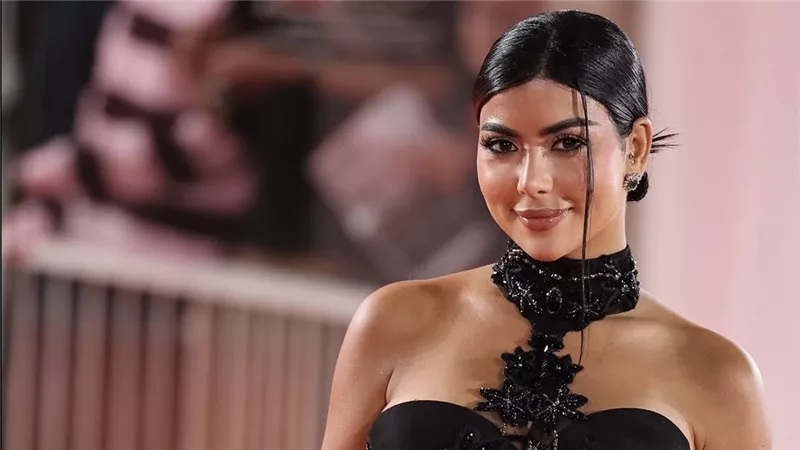 كارولين عزمي تبهر الحضور بفستان أسود من تصميم عمران عثمان في مهرجان فينيسيا