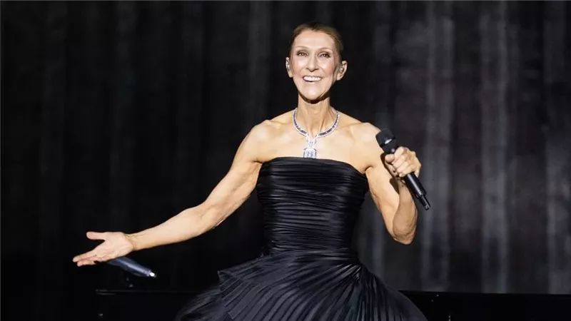 بالأسود من Dior وعقد من Boucheron.. سيلين ديون تتألق في عودتها إلى المسرح