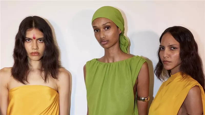 ألوان جريئة وأنوثة حالمة.. PRABAL GURUNG يتألق في أسبوع الموضة بنيويورك