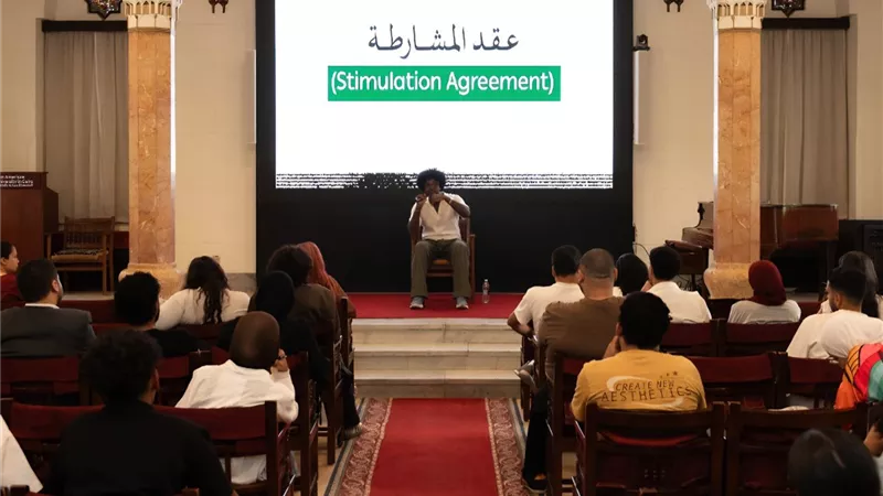 محمود عثمان: عقد المشارطة ينظم العلاقة بين الجهة المانحة والشركة المسؤولة عن أعمال الفنان