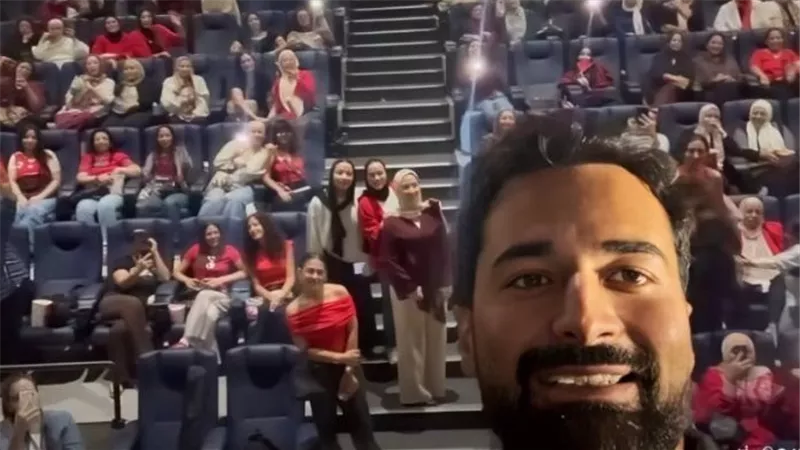أحمد حاتم يحتفل مع السيدات فقط بعرض فيلم 
