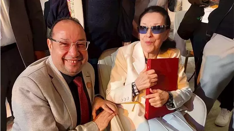 تتويج نجاة الصغيرة بجائزة شخصية العام الثقافية في أبو ظبي
