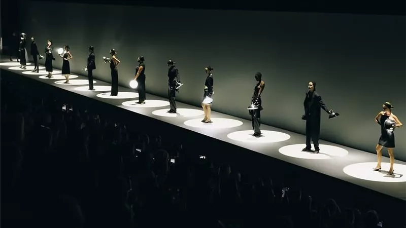 H&M تتعاون مع نيك نايت وSHOWstudio في عرض بصري تجريبي ضمن أسبوع الموضة في لندن