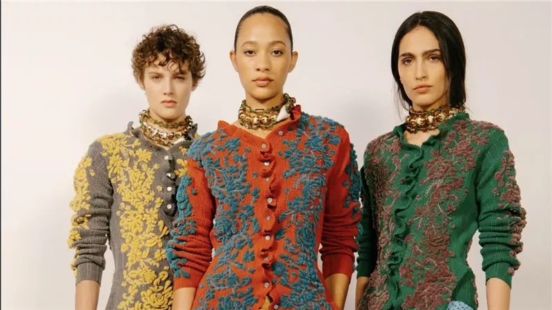 في أسبوع الموضة بنيويورك.. toryburch تحتفي بالألوان والتطريزات في مجموعتها الجديدة