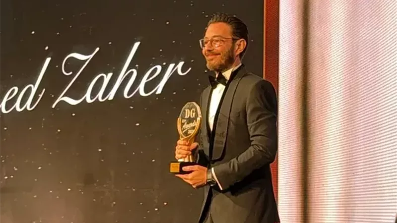 أحمد زاهر يهدي تكريمه لحفيدته 