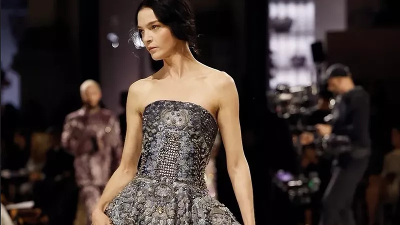 أزياء فاخرة تتألق في قلب ميلانو.. نجوم Vogue World بإبداعات Valentino وArmani Privé