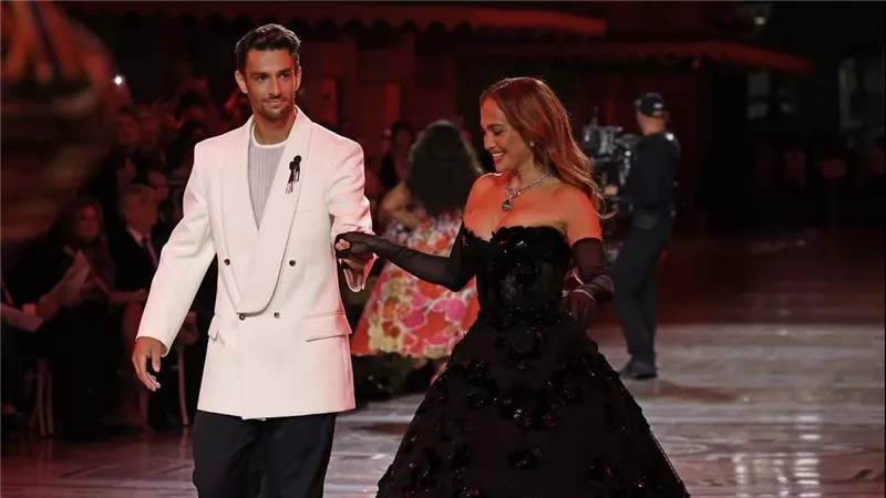 جينيفر لوبيز تتألق بإطلالة Dolce & Gabbana على منصة Vogue World: Milano