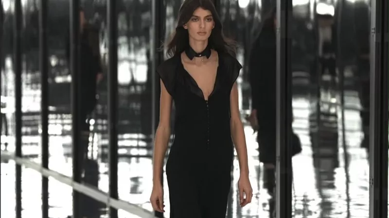 Fendi تستحضر روح رافاييلا كارا في أحدث عروضها بأسبوع الموضة في ميلانو