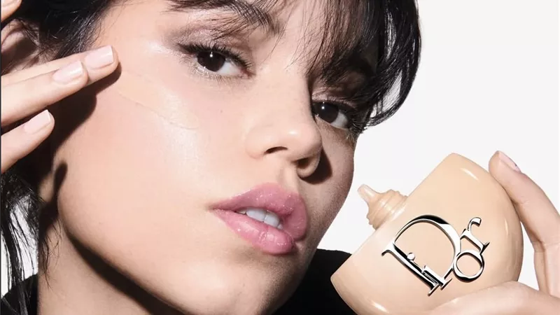 بشرة موحّدة بلمسة Glow.. جينا أورتيغا الوجه الجديد لإطلالة Dior Beauty