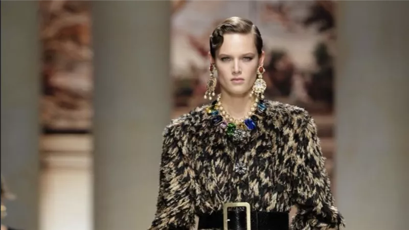 Dolce & Gabbana تعود إلى جذورها الصقلية في عرض ربيع وصيف 2027 بميلانو
