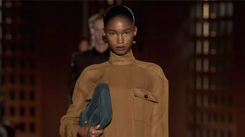    Ferragamo يحتفي بالأنوثة الجريئة في عرض ربيع وصيف 2027 بأسبوع الموضة في ميلانو