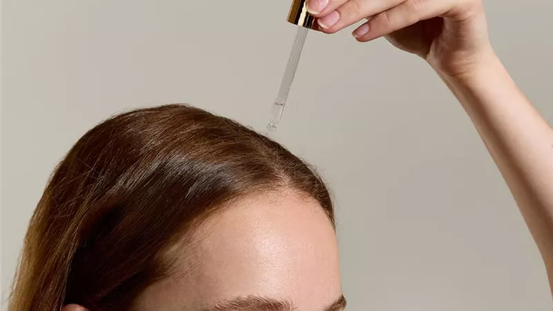 أفضل زيوت وسيرومات فروة الرأس الجافة لتعزيز الترطيب وصحة الشعر