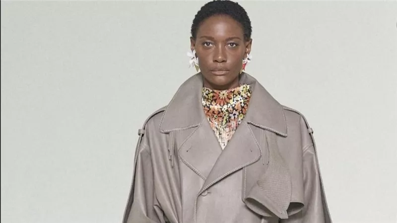 تصاميم غير تقليدية ولمسات حرفية.. BottegaVeneta تخطف الأنظار في ميلانو