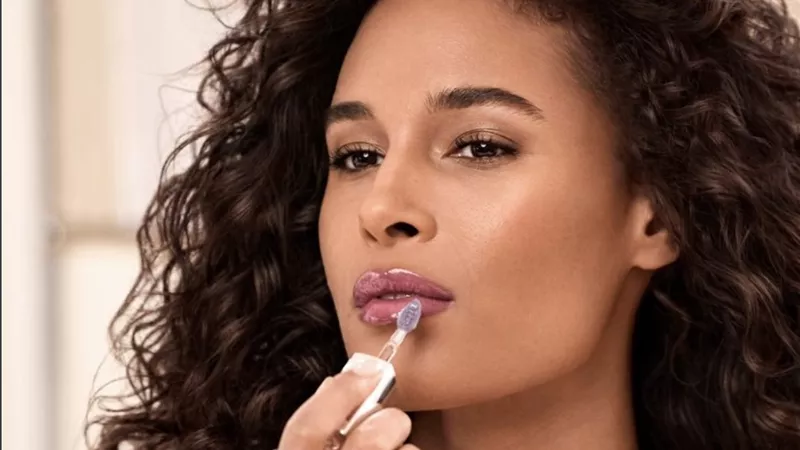 L’Oréal Paris تكشف عن «Plump Ambition 116 Berry Noir» بإطلالة سيندي برونا