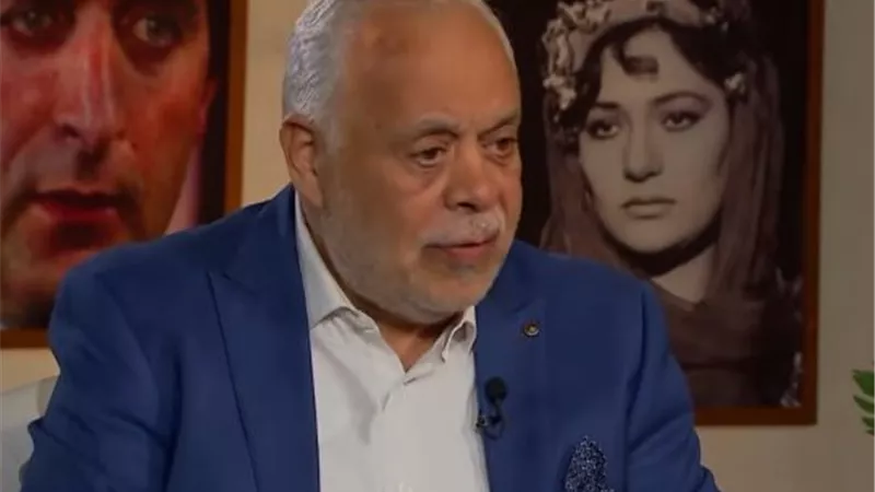 رحلة طويلة انتهت بمكان يجمع كبار الفنانين.. أشرف زكي يحكي التفاصيل