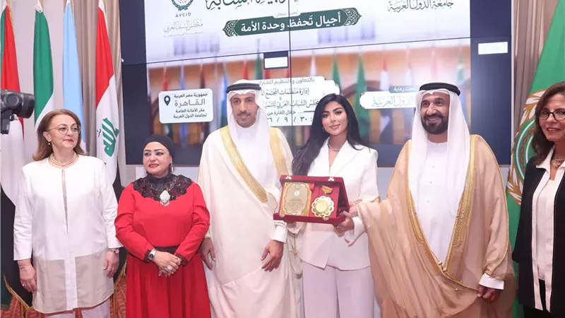 تكريم كارولين عزمي في الملتقى الثاني للقيادات العربية الشابة