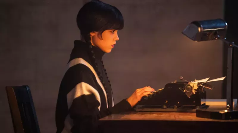 مسلسل “Wednesday” يختتم تصوير موسمه الثالث ويكشف إطلالة جديدة لجينا أورتيغا