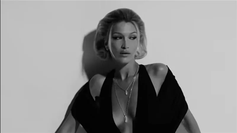 Bella Hadid تتألق في حملة شوبارد الجديدة لقلادة Happy Diamonds Icon