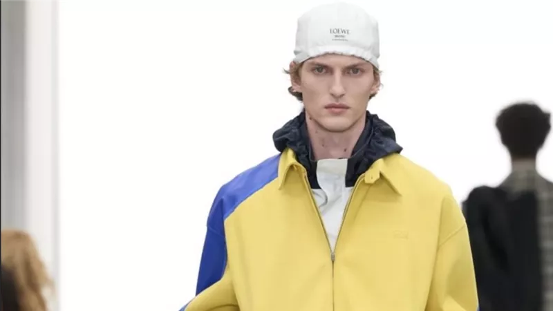    Loewe تكشف عن مجموعتها لربيع وصيف 2027 بألوان جريئة وروح إسبانية