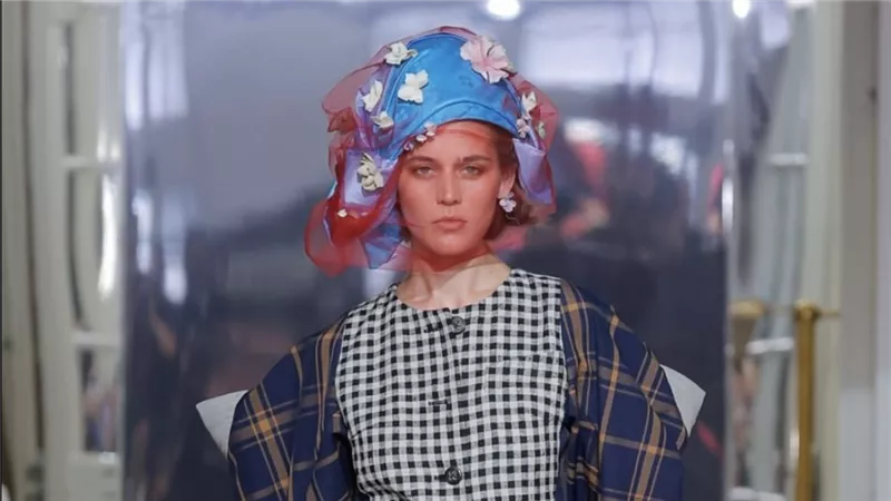 إطلالات جريئة وحضور لافت في عرض Vivienne Westwood بباريس