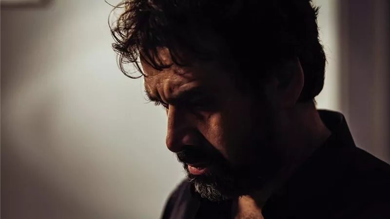 اللعنة على الباب.. أحمد مراد يروج لفيلم الفيل الأزرق 3