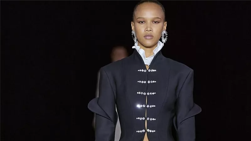 لمسات ساحرة وتفاصيل استثنائية.. Georges Hobeika يضيء منصة باريس