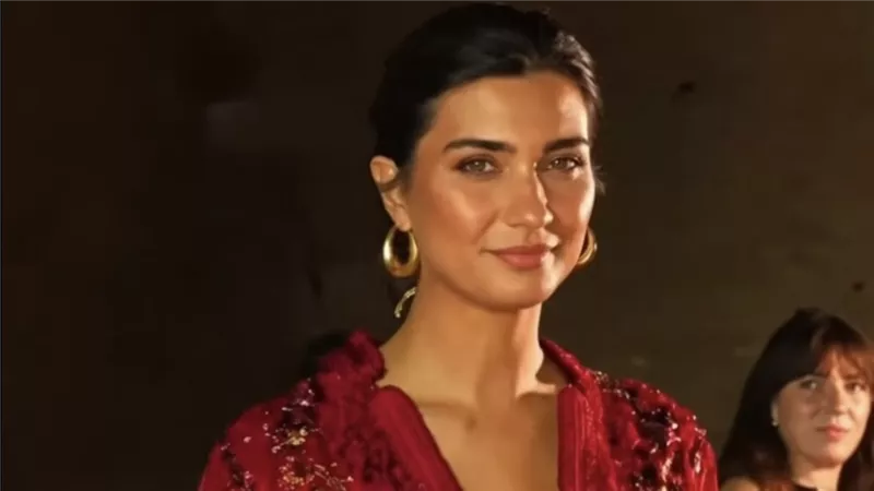 توبا بويوكستون تحتفي بالتراث المغربي بإطلالة ساحرة في مراكش