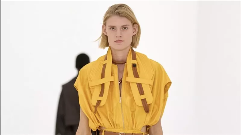 ألوان نابضة وتصاميم شفافة.. Hermès تخطف الأنظار في باريس