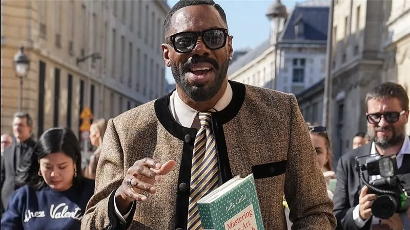 نجوم الموضة يحملون كتابهم المفضل إلى عرض ڤالنتينو في باريس بدعوة من أليساندرو ميكيلي