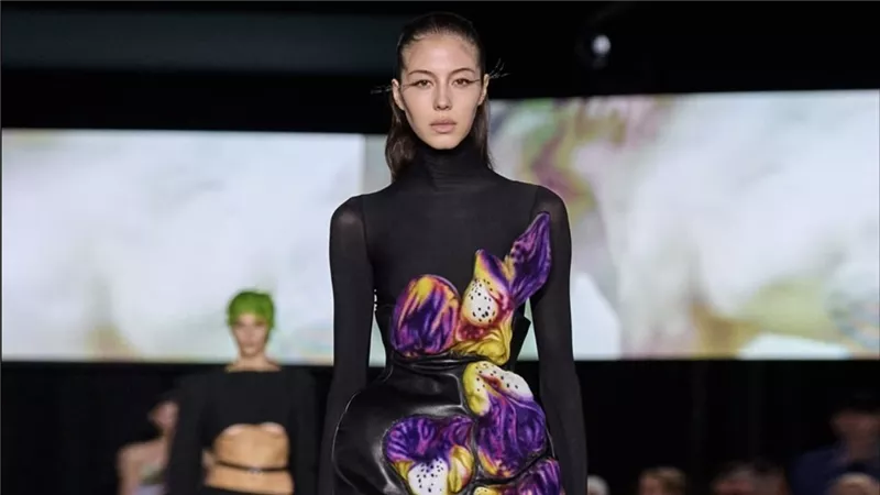 الريش والجلود والنقوش الحيوانية تزيّن عرض Mugler في أسبوع الموضة بباريس