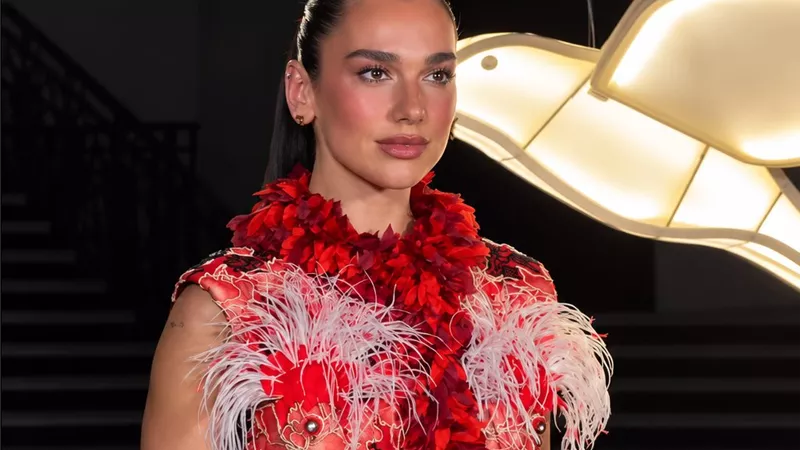 دوا ليبا تخطف الأنظار بإطلالة نارية في عرض Chanel بباريس