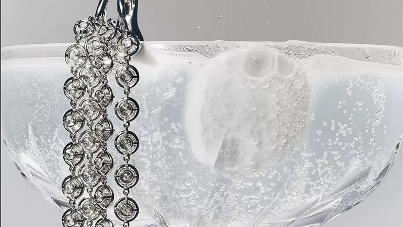 أقراط Palmyre من Van Cleef & Arpels.. أناقة الألماس بتفاصيل آسرة