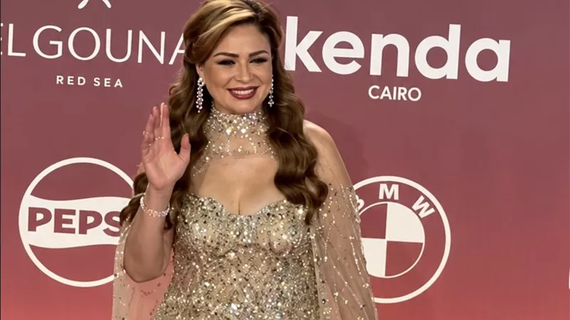 إلهام شاهين تخطف الأنظار بإطلالة ذهبية براقة على السجادة الحمراء لمهرجان الجونة السينمائي