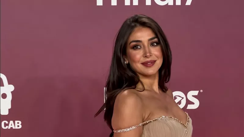 بالأوف شولدر والتطريزات الذهبية.. هيا مرعشلي تتألق بإطلالة أنثوية في افتتاح مهرجان الجونة