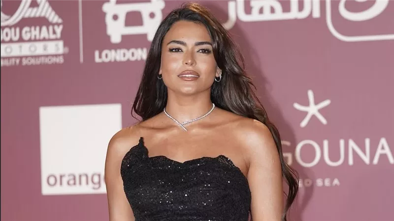 أسماء جلال تجمع بين الأنوثة والجرأة بفستان أسود لافت في مهرجان الجونة