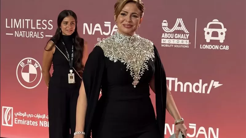 إطلالة ملكية لإلهام شاهين في ثاني أيام الجونة.. الأسود يتزين ببريق الفضي