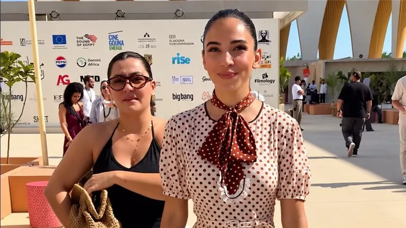 بالبولكا دوت والفيونكة.. سلمى أبو ضيف تستعيد سحر الموضة الكلاسيكية في الجونة