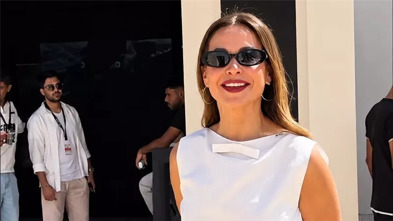 ريا أبي راشد بإطلالة بيضاء تعكس أناقة النهار في مهرجان الجونة السينمائي