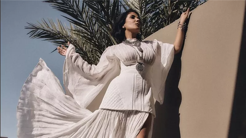 منى زكي تخطف الأنظار بإطلالة بيضاء من Zimmermann تجمع بين الفخامة والروح الشرقية