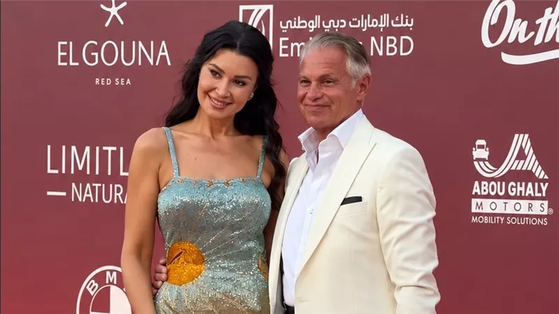 أروى جودة وزوجها يخطفان الأضواء بإطلالة أنيقة في ثالث ايام مهرجان الجونة السينمائي