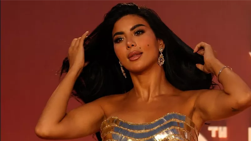 كارولين عزمي تعتمد اللمسات المعدنية لإطلالة مميزة في ثالث أيام مهرجان الجونة