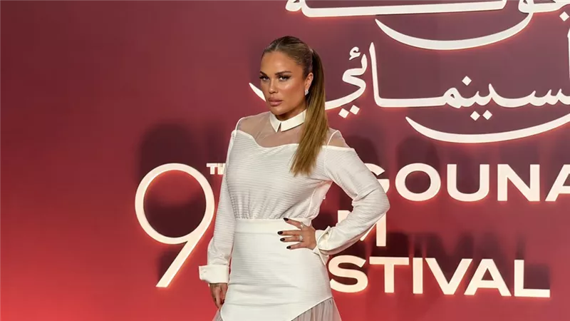 نيكول سابا تتصدر مشهد الأناقة بإطلالة بيضاء بطابع درامي