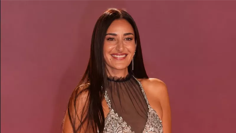 أمينة خليل تختار الأنوثة الهادئة بفستان نيود مزين بالتفاصيل اللامعة