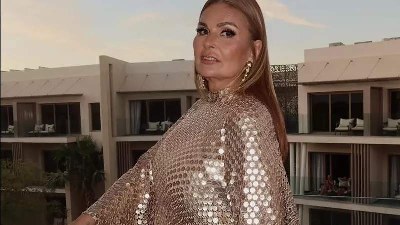 يسرا تتحدى التوقعات بإطلالة معدنية براقة في العرض الخاص لفيلم (خروج آمن)بمهرجان الجونة