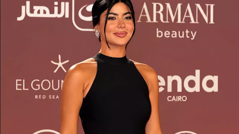 كارولين عزمي تخطف الأنظار بفستان أبيض وأسود في العرض الخاص لفيلم (خروج آمن)بمهرجان الجونة